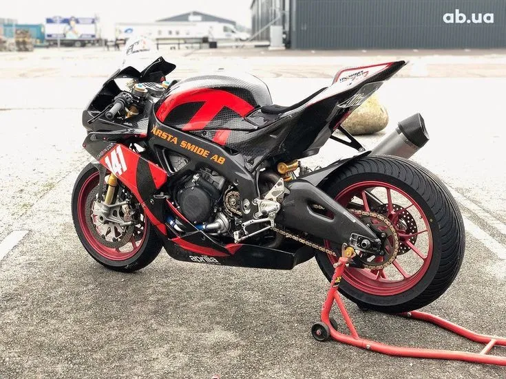 Aprilia RSV4 Image 2